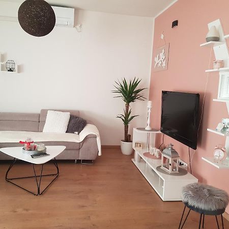 Apartmani Milutin Brodarica  Buitenkant foto