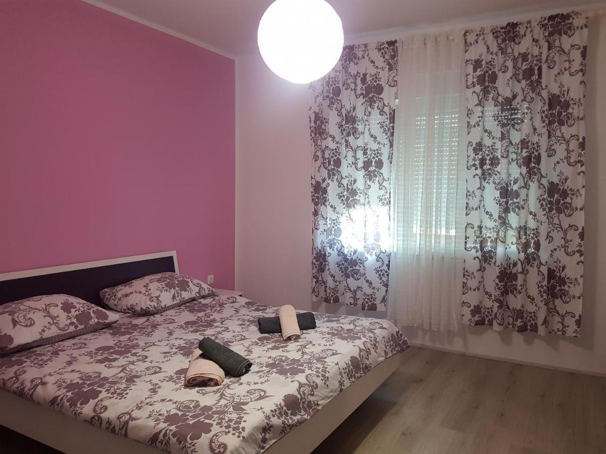 Apartmani Milutin Brodarica  Buitenkant foto